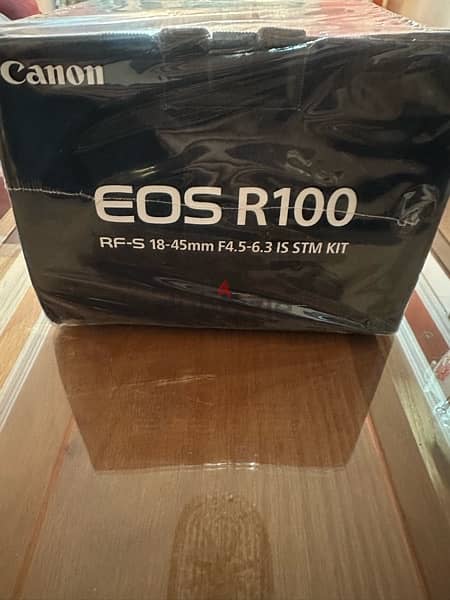 New Canon EOS R100 + Lens RF-S18-45 mm 1