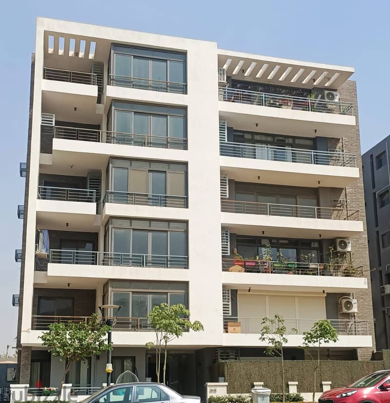 Apartment with 130 square meters and a 45 square meter garden for sale, located in front of Cairo International Airport, available for installment. 7