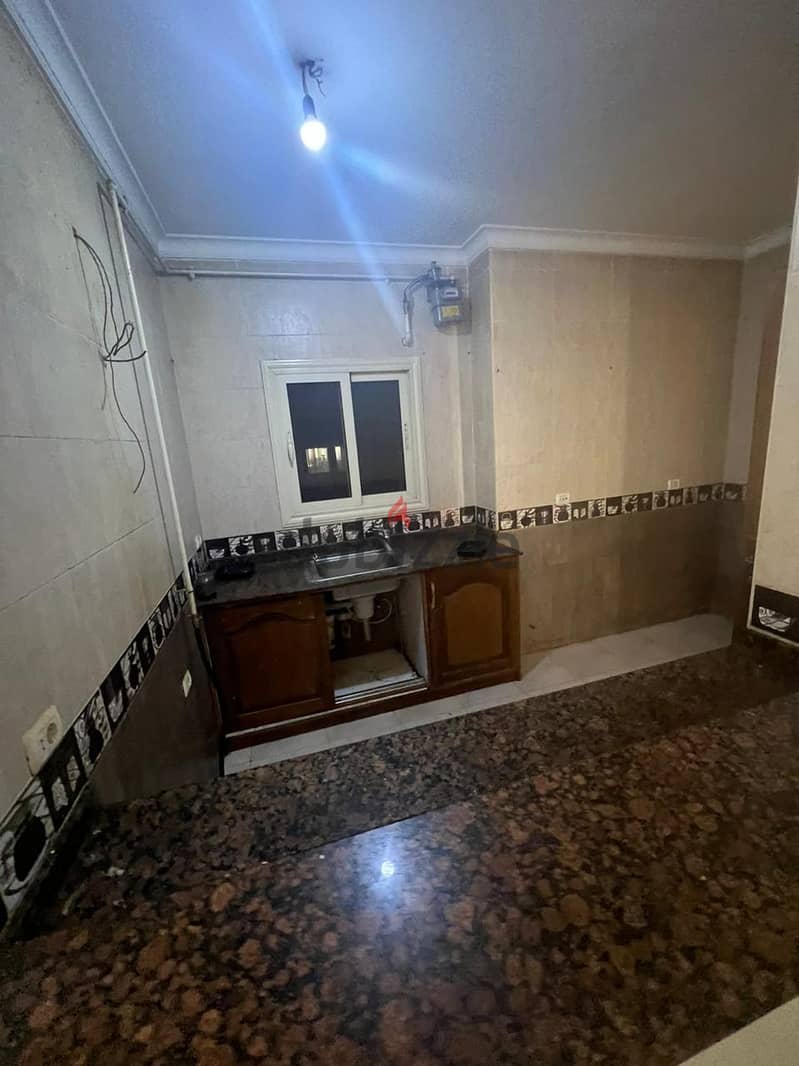 Apartment for rent with kitchen, Al-Yasmine Settlement, near Sadat Axis, Mustafa Kamel Axis, and the 90th Super deluxe finishing HDF flooring Nautical 5