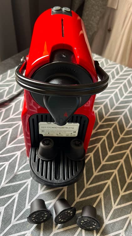ماكينة قهوة Nespresso C40 Inissia كسر زيرو + ٥ كبسولات يعاد استخدامهم 1
