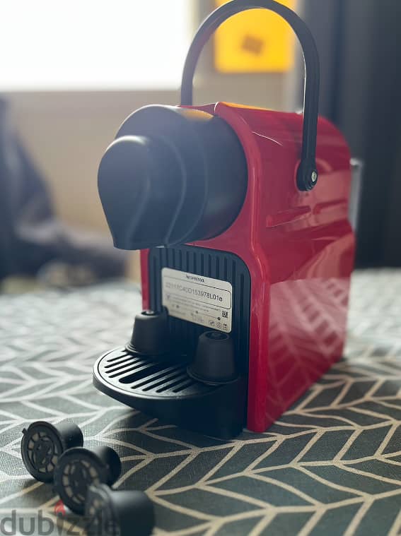 ماكينة قهوة Nespresso C40 Inissia كسر زيرو + ٥ كبسولات يعاد استخدامهم 3