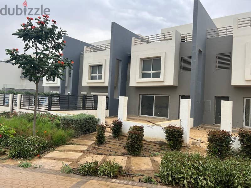 for sale Townhouse corner 270m  in a prime location in Compound Hyde Park ready to move 3