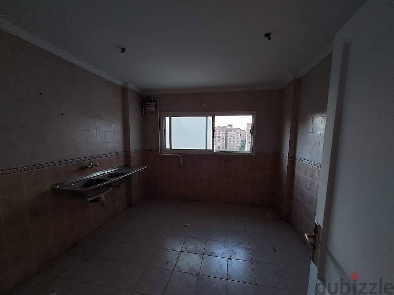 "An empty 175-square-meter apartment is available for rent with a stunning canal view in Madinaty B3. " 4