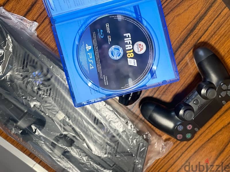 Playstation 4 Slim | جهاز بلاستيشن ٤ بدراع وفيفا وستاند جديد لم يستخدم 7