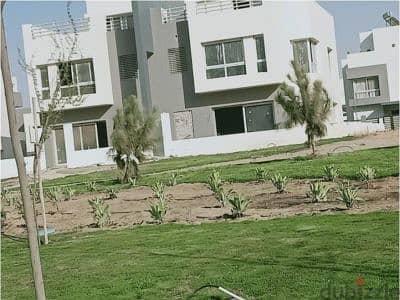 The lowest price is for twin house modern 330 sqm  in Hyde Park, ready to move 6