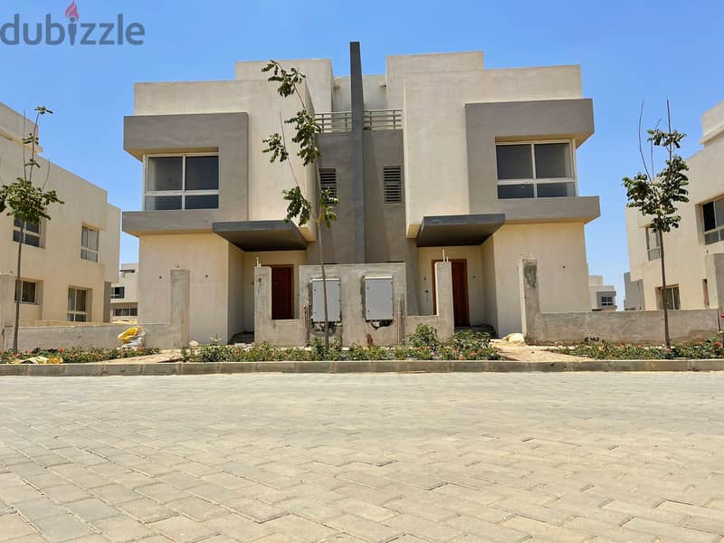 The lowest price is for twin house modern 330 sqm  in Hyde Park, ready to move 9