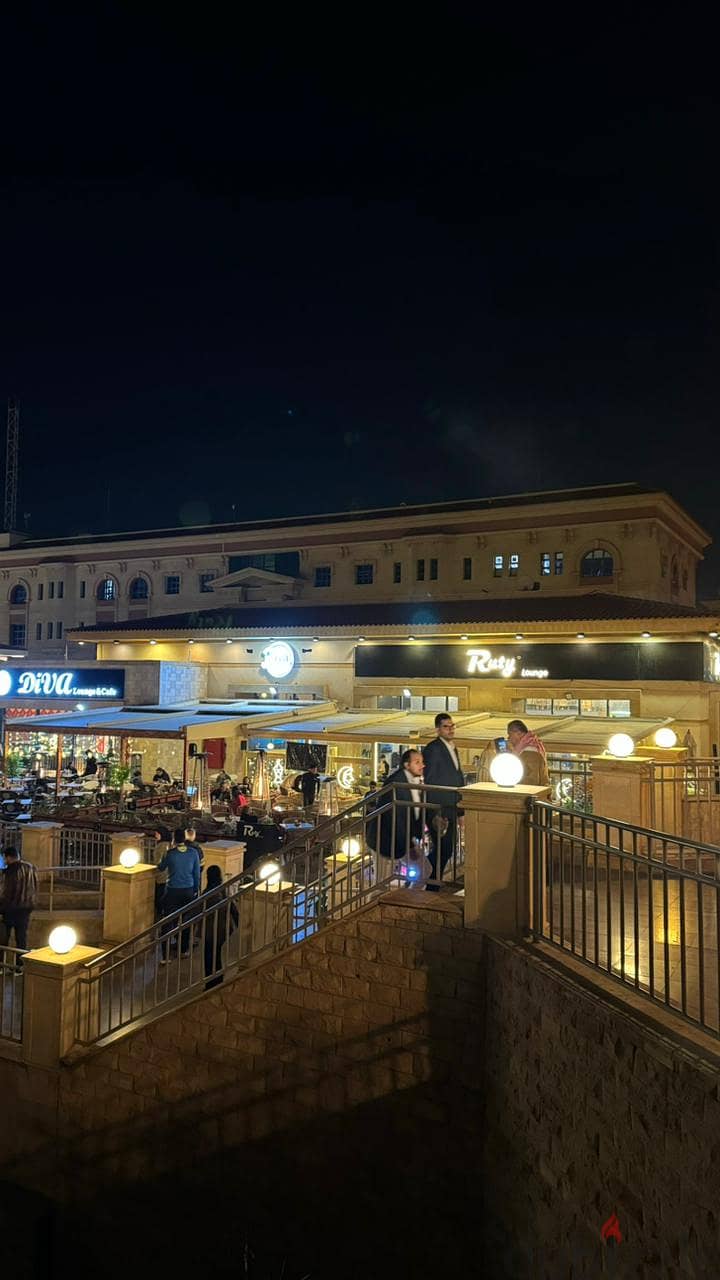 مطعم للبيع في اميز منطقة مطاعم في القاهرة الجديده ساوث بارك مدينتي بعائد ايجاري 3.000. 000 في السنه 5