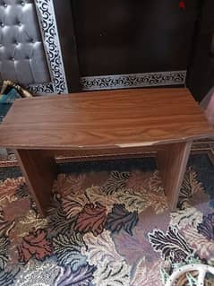 طاولة خشب