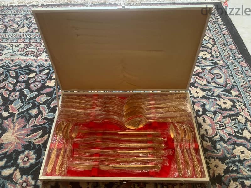 24-Piece Gold Spoons, Knives and Forks Set 0