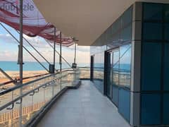 للبيع علي البحر الساحل الشمالي شقة دبل فيو بمقدم 3,7 مليون في أبراج العلمين