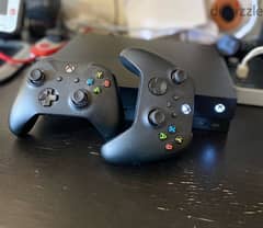 xbox onex 1 tera bite with 2 controllers 0