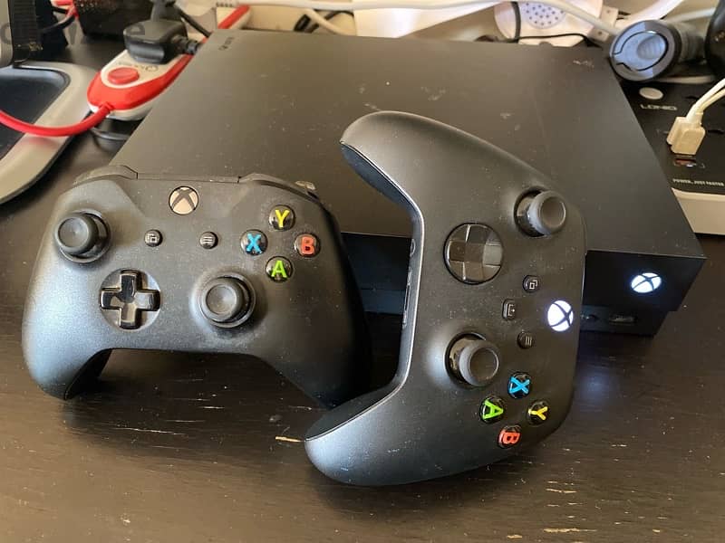 xbox onex 1 tera bite with 2 controllers 1