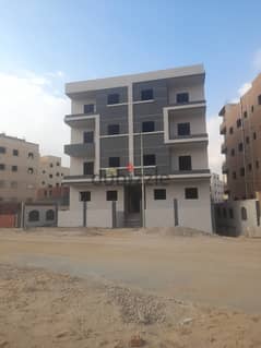 شقة في منطقة 4 الحي المتميز مدينة بدر علي مجمع الخدمات و الحزام