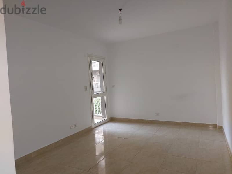 Apartment for sale in Madinaty, 200 sqm, with a garden view in front of services (B10). 3