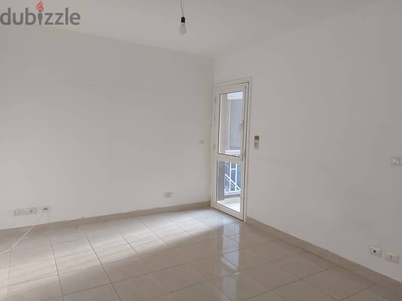Apartment for sale in Madinaty, 200 sqm, with a garden view in front of services (B10). 4