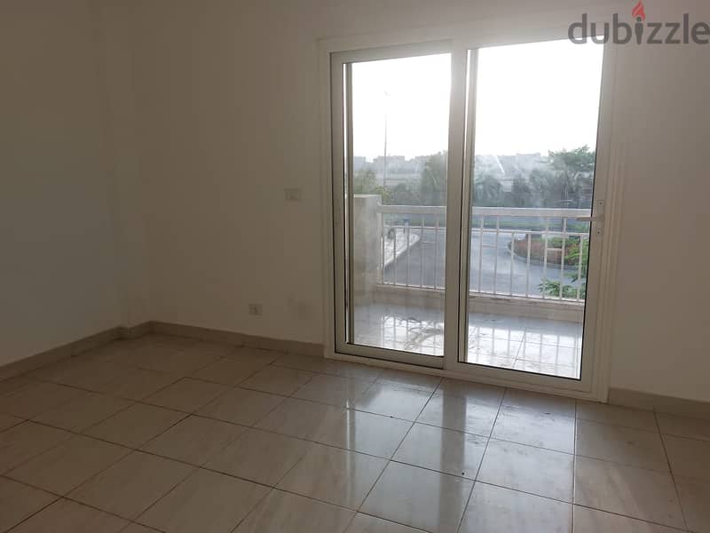 Apartment for sale in Madinaty, 200 sqm, with a garden view in front of services (B10). 6