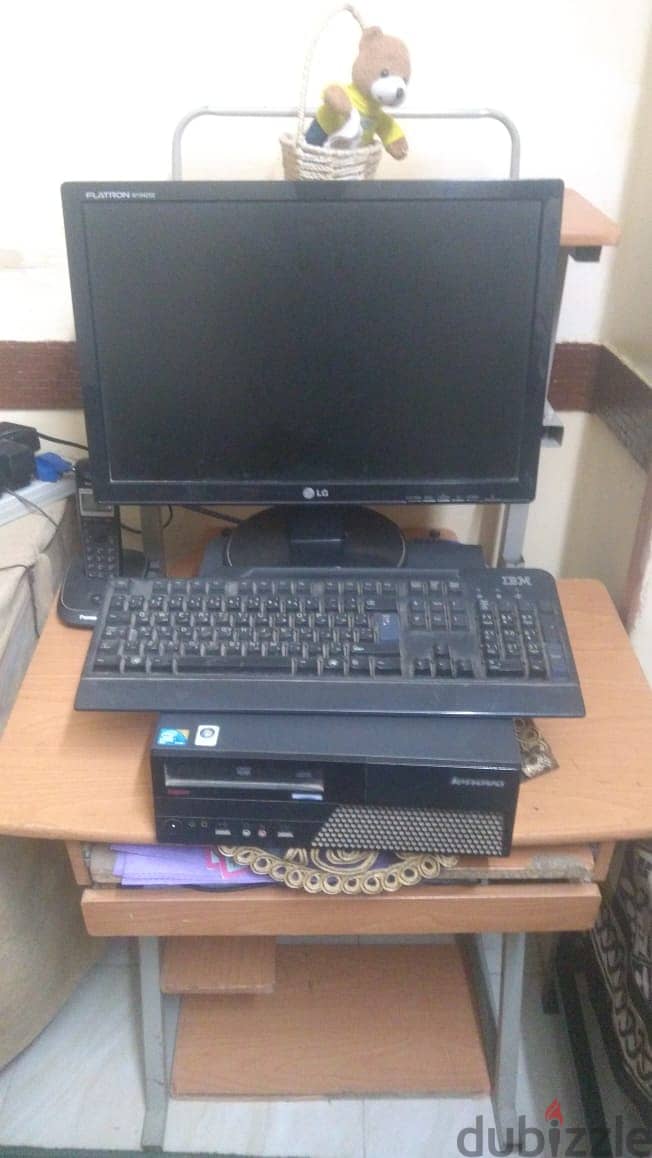جهاز كمبيوتر  معه تربيزه الجهاز لينوفو والشاش GL 1