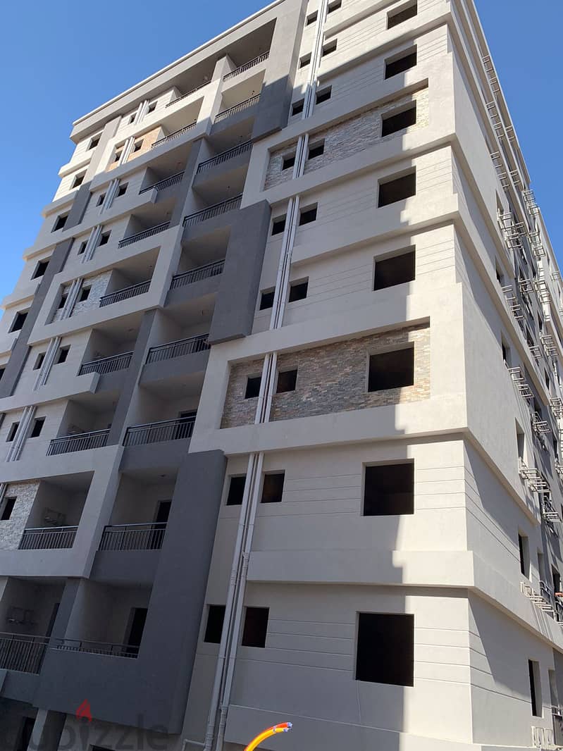 Down payment 500,000  93m apartment in a compound in front of Wadi Degla Club in Zahraa El Maadi, installments 5