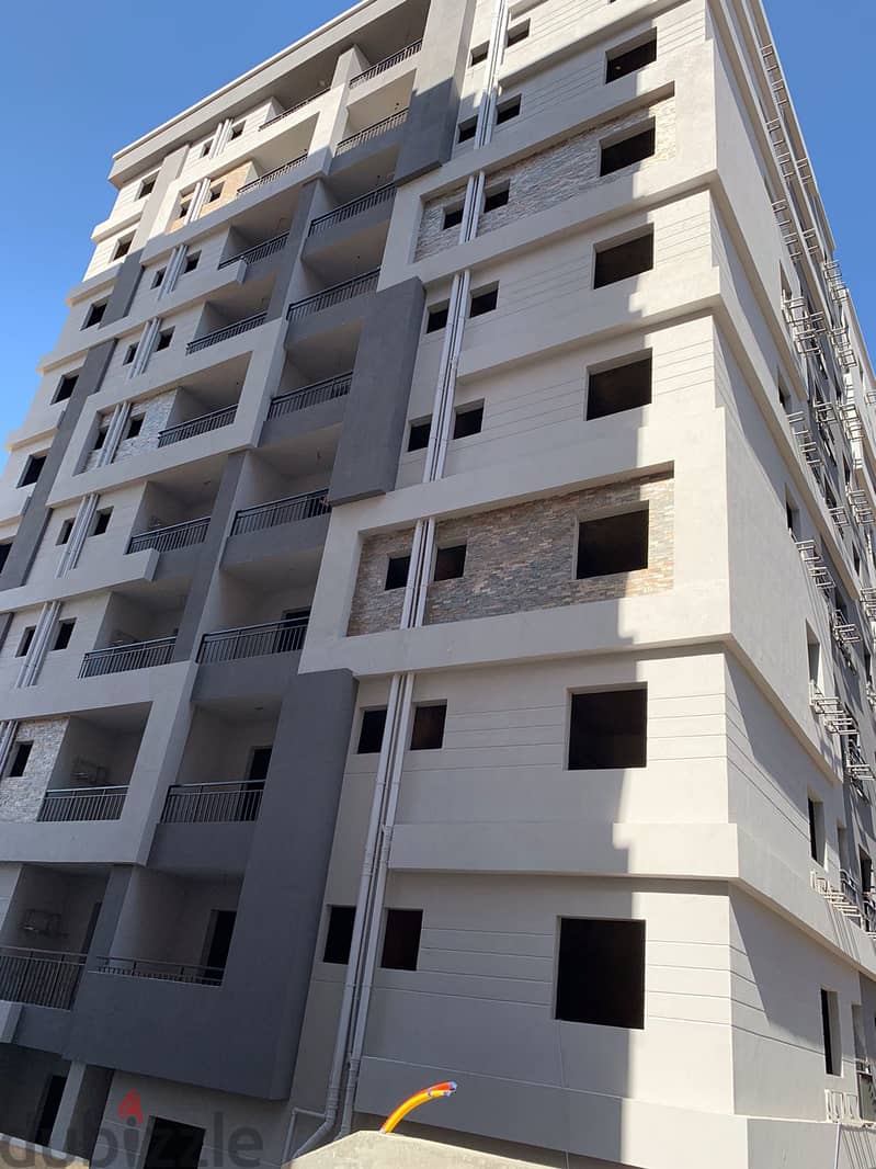 Down payment 500,000  93m apartment in a compound in front of Wadi Degla Club in Zahraa El Maadi, installments 7