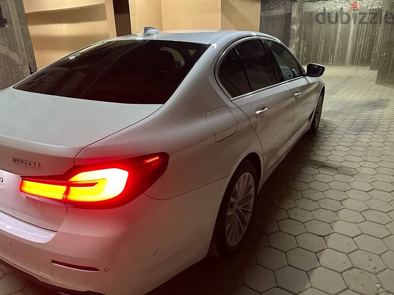 Bmw520i 2023 Luxury-ZERO-Pearl White/Camel وكيل ابيض فرش جملي 4