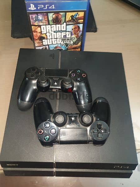 Playstation 4 used (بلايستيشن ٤), with two controllers and GTA V 0