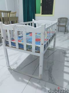 سرير اطفال للبيع مقاس 120 سم بحالته بكل مشتملاته