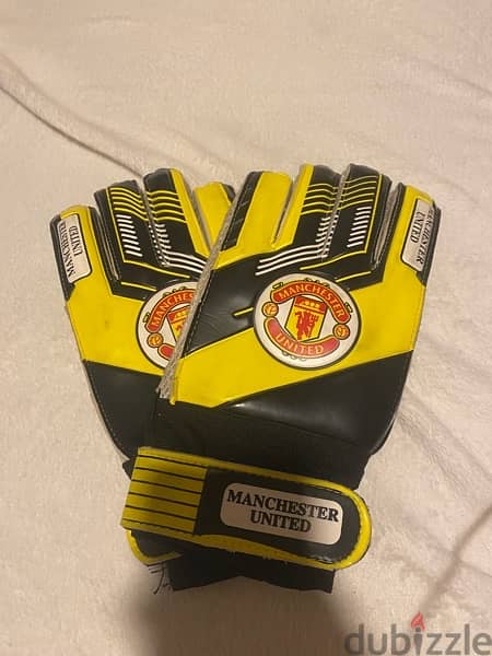 manchester united goalkeeper gloves 1