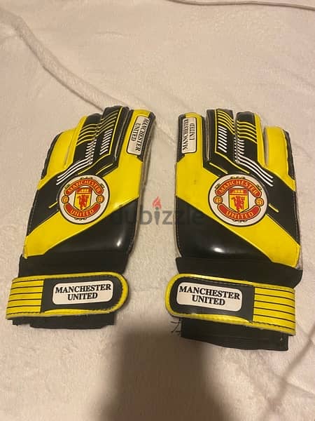 manchester united goalkeeper gloves 2