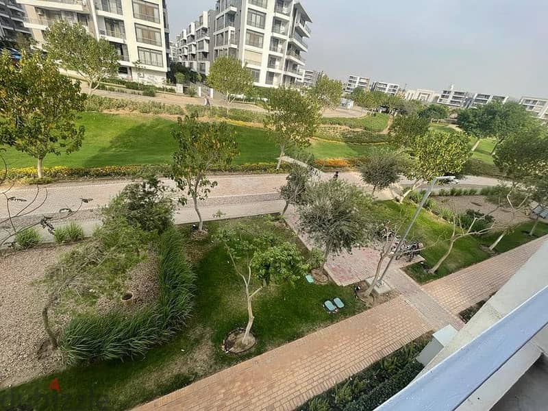 For sale, an apartment in the heart of the Fifth Settlement, next to Cairo International Airport, in installments over 8 years. A 39% discount is avai 7