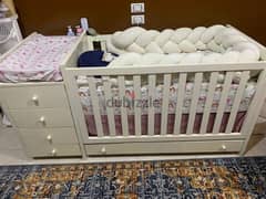 سرير اطفال مع وحدة ادراج