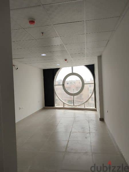 مكتب اداري في مول في البنفسج في التجمع الخامس مساحه 300 متر بالتكيفات 2