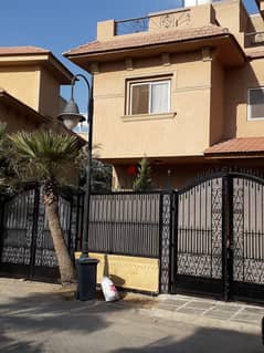 villa standalone for sale 380 m Land area: 560 m prime location Lake View Super Lux finishing Fully furnished in compound Moon Valley 1