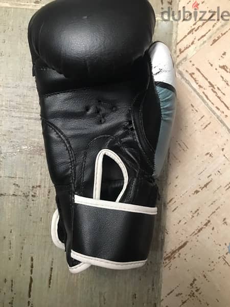 Venim boxing gloves جلوفز ڤينوم اورجينال للبيع 1