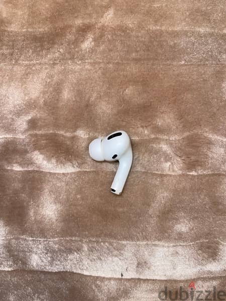 Apple Airpods Pro 1 with Magsafe Case (case and right side only) 2