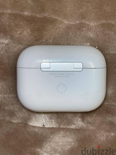 Apple Airpods Pro 1 with Magsafe Case (case and right side only) 3