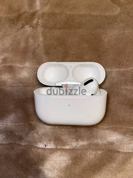 Apple Airpods Pro 1 with Magsafe Case (case and right side only) 4