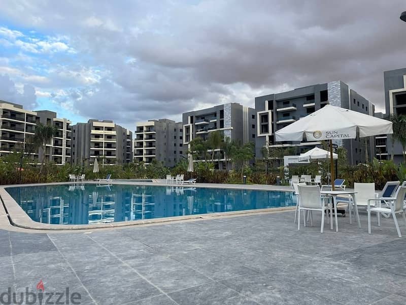 شقة مفتوحة على حمام سباحة امام الرحاب بكمبوند yellow residence قسط 8 س 4