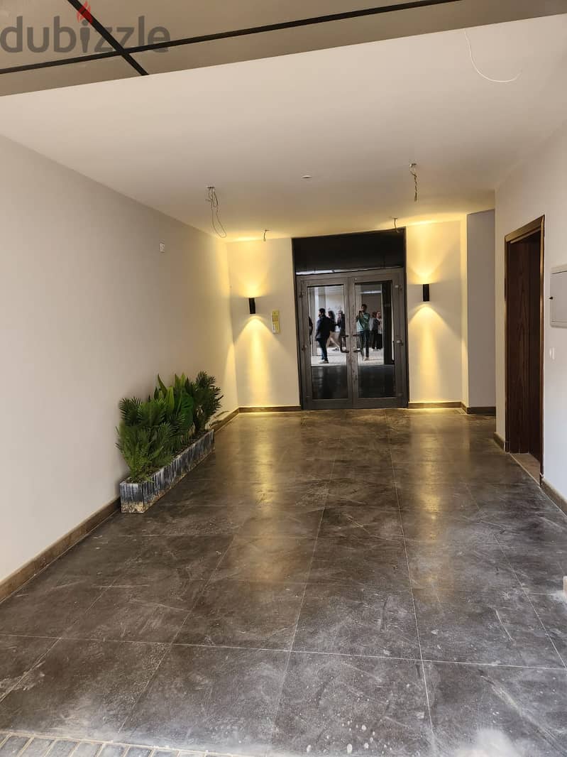 شقة متشطبة بالكامل مع التكيفات في الشيخ زايد علي شارع النزهه في كمبوند زيد ويست 9