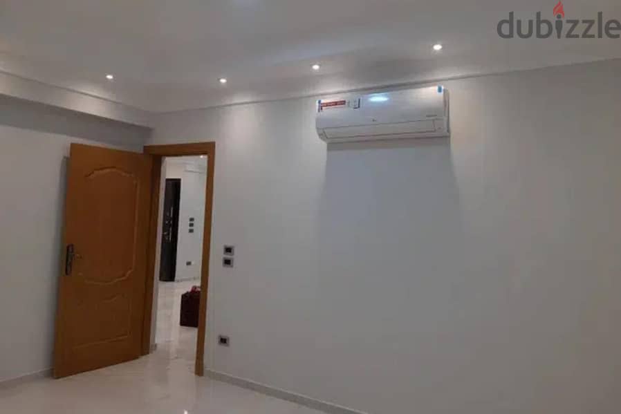 Apartment for sale with kitchen and air conditioners, New Cairo, Third District, near Al-Baghdadi Square  Finishing: Super Lux 5