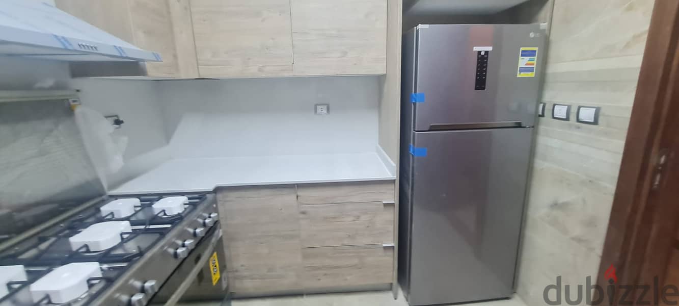 شقة بالمطبخ والتكييفات والأجهزة للإيجار في كمباوند ريجنتس بارك 2