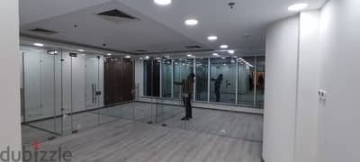 مكتب مؤجر للبيع 113 متر في تريفيوم اسكوير في التجمع مقسم بالزجاج مكاتب