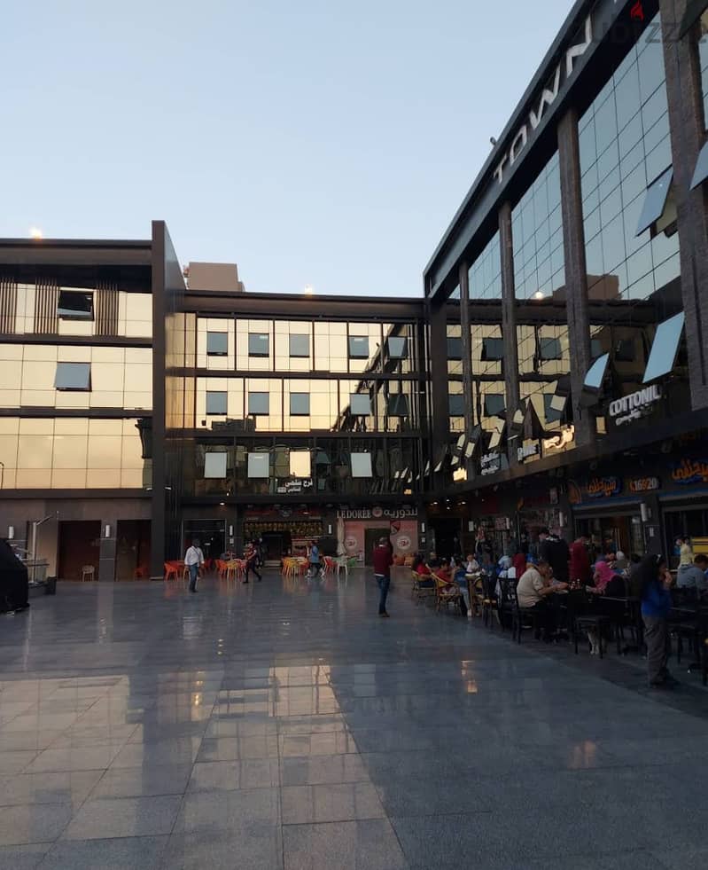 Shop for sale, 130 sqm, immediate receipt, ground floor in the most famous mall in Shorouk, in front of Green Hills Club and next to the gate of Dar M 5