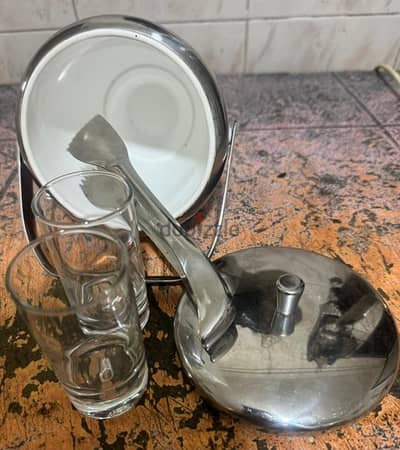 Ice holder with tongs and two cups for hotel use