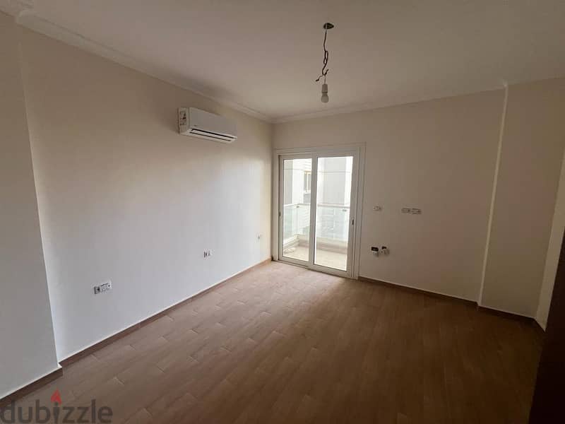 Resale Apartment 3 bedrooms fully finished with ACs  Mountain view RTM 0