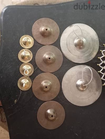 دف نحاس مطلى فضة وصاجات نحاس احمر واصفر