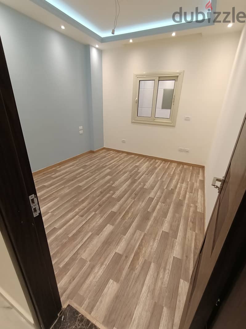 Finished apartment with hotel finishing, immediate receipt, for sale in the Fifth Settlement in the Lotus area, a static building, registered with a r 5