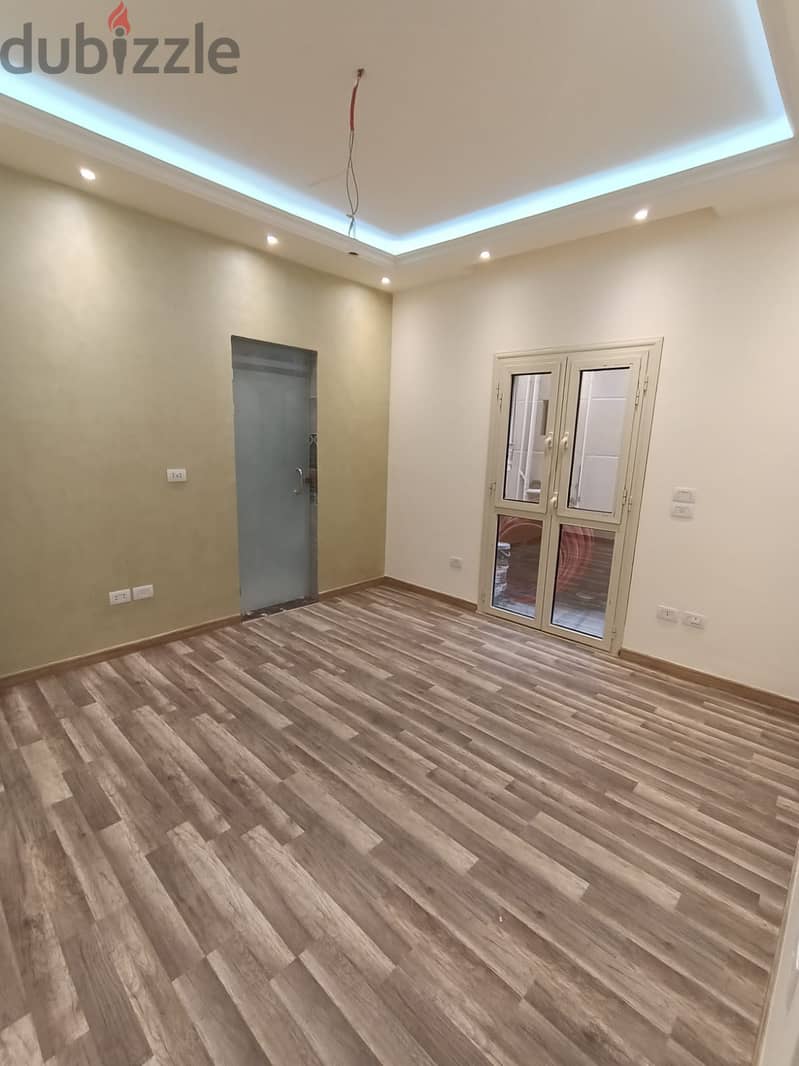 Finished apartment with hotel finishing, immediate receipt, for sale in the Fifth Settlement in the Lotus area, a static building, registered with a r 11