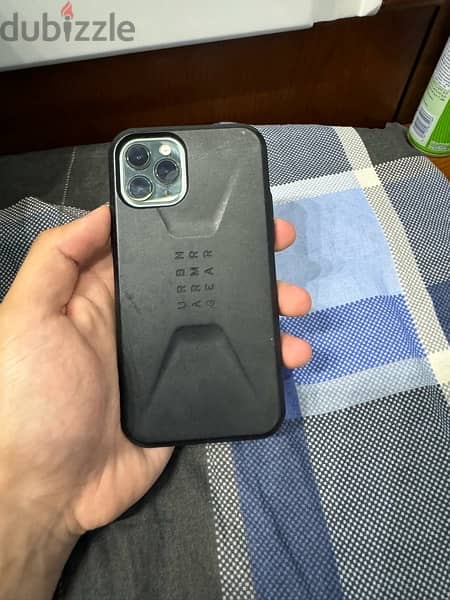 iphone 11 pro 256gb with original chrager and urban armor gear cover 3