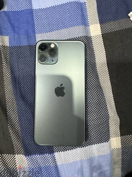 iphone 11 pro 256gb with original chrager and urban armor gear cover 4