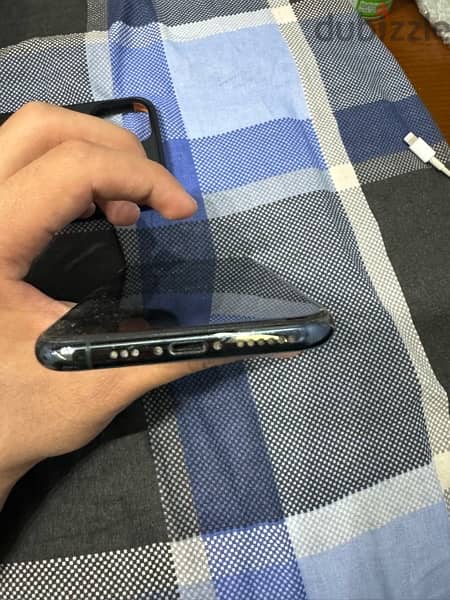 iphone 11 pro 256gb with original chrager and urban armor gear cover 6